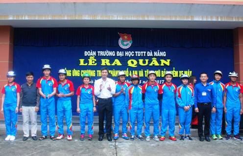 Đoàn trường Đại học Đà Nẵng ra quân tặng mũ hưởng ứng